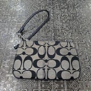 🐢  Coach Corner Wristlet with strap - Black / Light grey